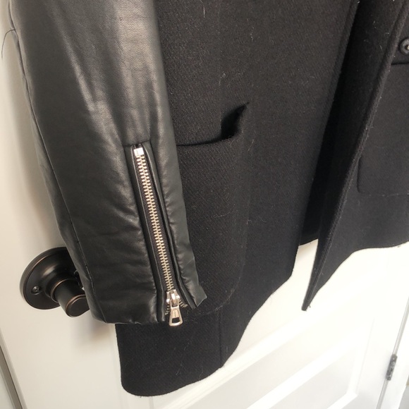 Black fitted coat with leather sleeves - Picture 2 of 2